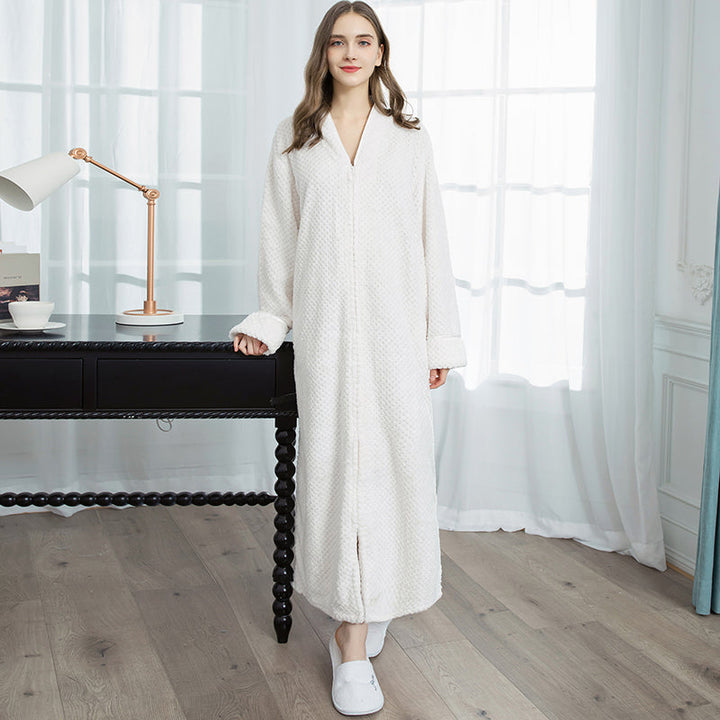 Peignoir VelvetNest en microfibre ultra-douce, thermique et extra longue, pour un hiver confortable.
