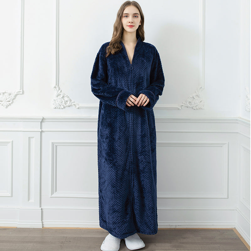 Détente garantie avec ce peignoir VelvetNest thermique de luxe en microfibre, idéal pour les soirées d'hiver.