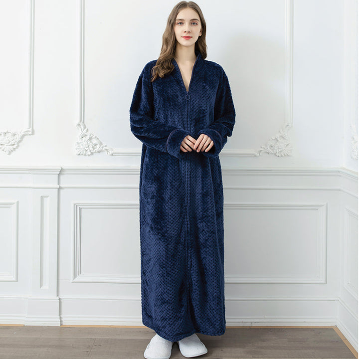 Détente garantie avec ce peignoir VelvetNest thermique de luxe en microfibre, idéal pour les soirées d'hiver.