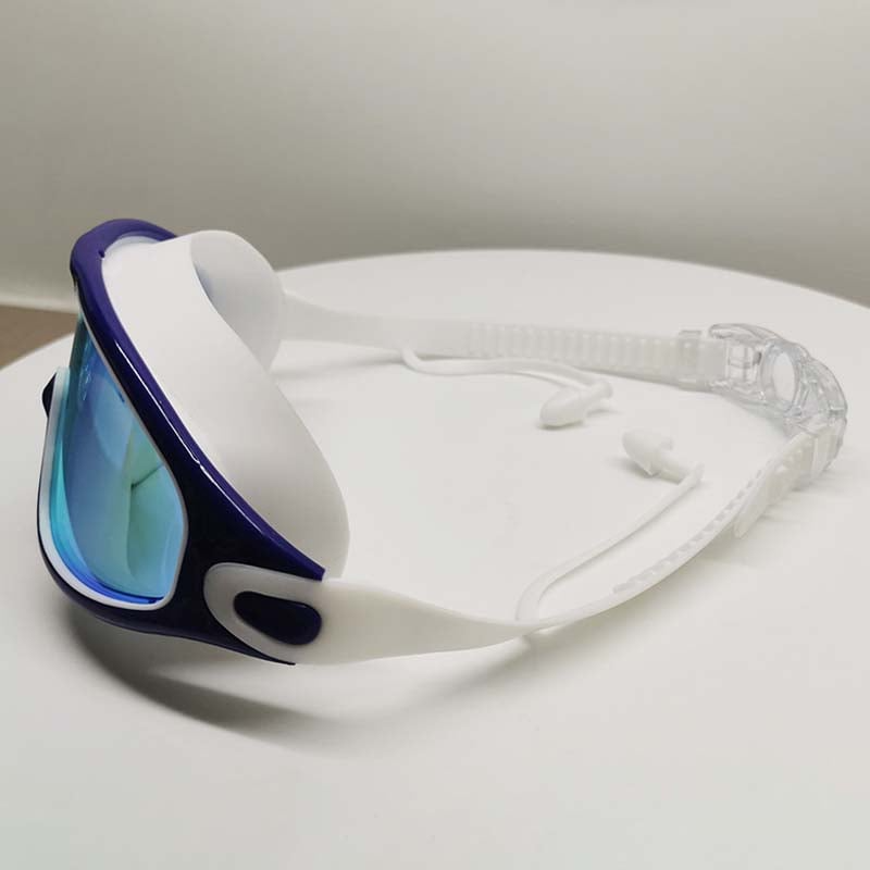Gros plan sur les verres anti-buée et anti-UV des lunettes de natation AquaVision Pro, vision nette.