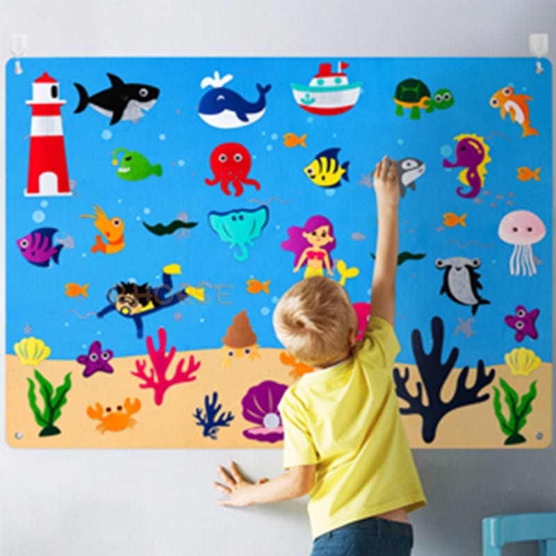 Groupe d'enfants partageant le tableau en feutre interactif, développant la créativité et le jeu coopératif.