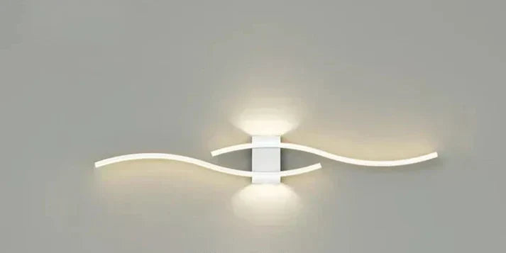 Applique murale design vague blanche Lumivora Wave, lumière chaude et ambiante pour votre intérieur.