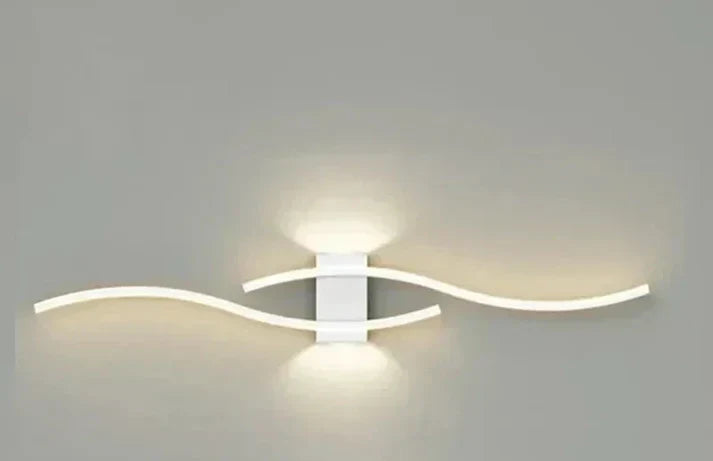Applique LED or Lumivora Wave, design moderne vague, ambiance relaxante pour couloir.