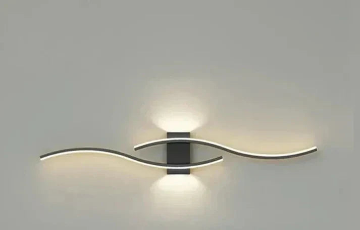 Élégante applique murale LED Lumivora Wave, design vague épuré, éclairage intérieur contemporain.
