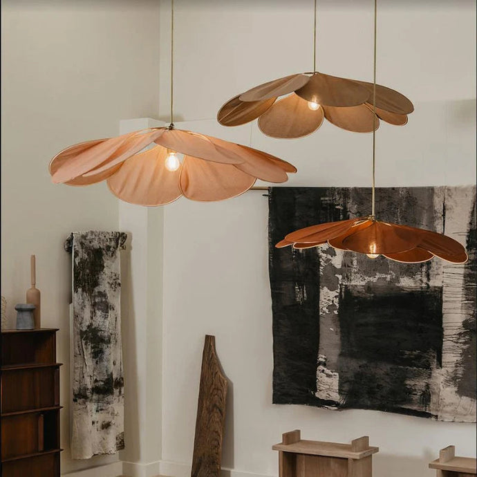 Lampe suspendue florale Petalume, design élégant en pétales de tissu blanc, idéale pour un éclairage doux et moderne.
