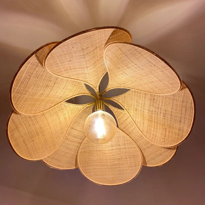 Luminaire suspendu Petalume, design organique fleur, crée une ambiance chaleureuse avec sa lumière douce pour intérieur.