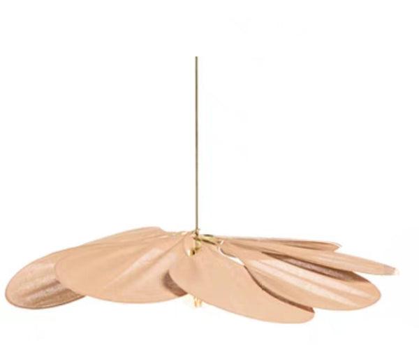 Lampe florale moderne Petalume en tissu et métal, un luminaire suspendu décoratif pour embellir votre maison avec style.