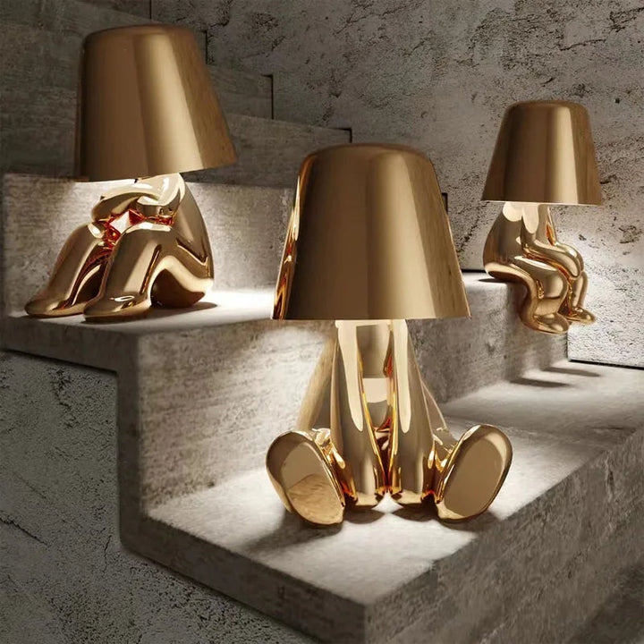 Lampe de table décorative LED or, ornement homme stylisé, design moderne et artistique pour intérieur.