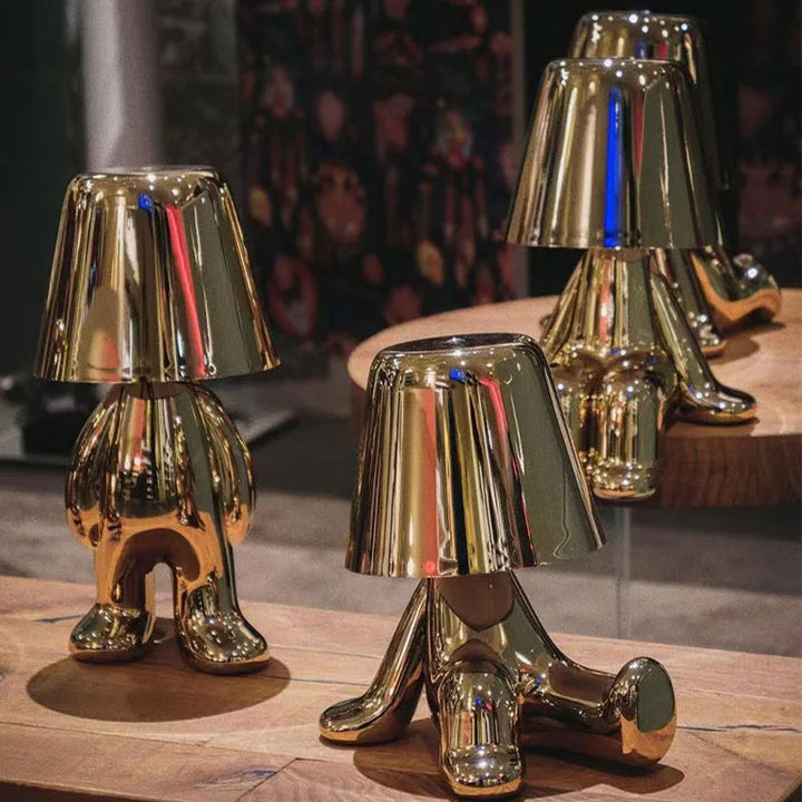 Veilleuse LED LuxeLoom, figurine homme moderne, lumière d'ambiance chaleureuse, efficacité énergétique.
