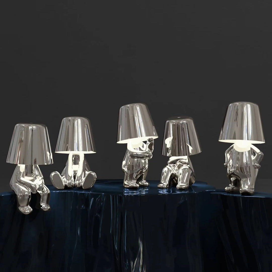 Lampe de table LED LuxeLoom, design moderne ornement homme stylisé, lumière d'ambiance décorative salon.