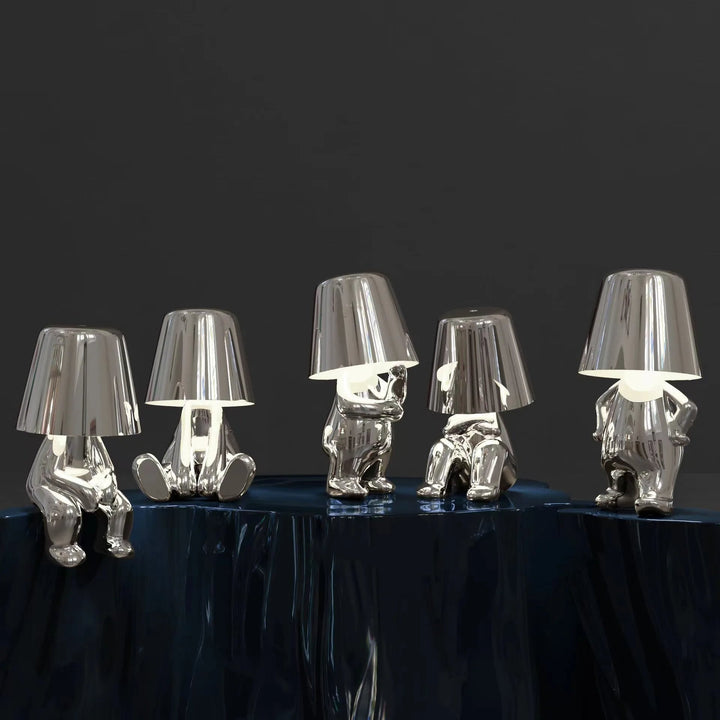 Lampe de table LED LuxeLoom, design moderne ornement homme stylisé, lumière d'ambiance décorative salon.