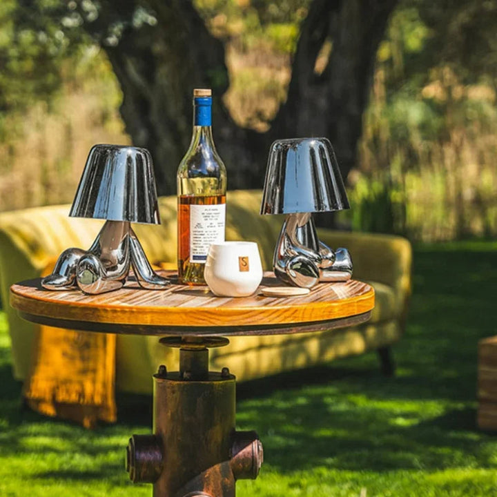 Lampe de table or LED, ornement homme stylisé moderne, lumière d'ambiance LuxeLoom pour décoration intérieure.