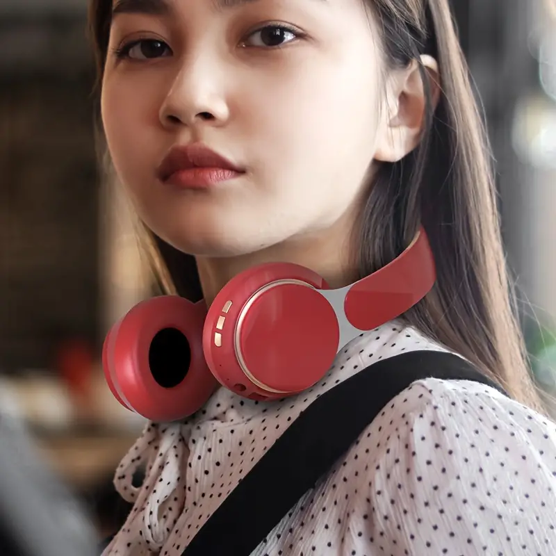 Détail des écouteurs du casque SonicAir, texture douce, boutons de contrôle et microphone intégré.