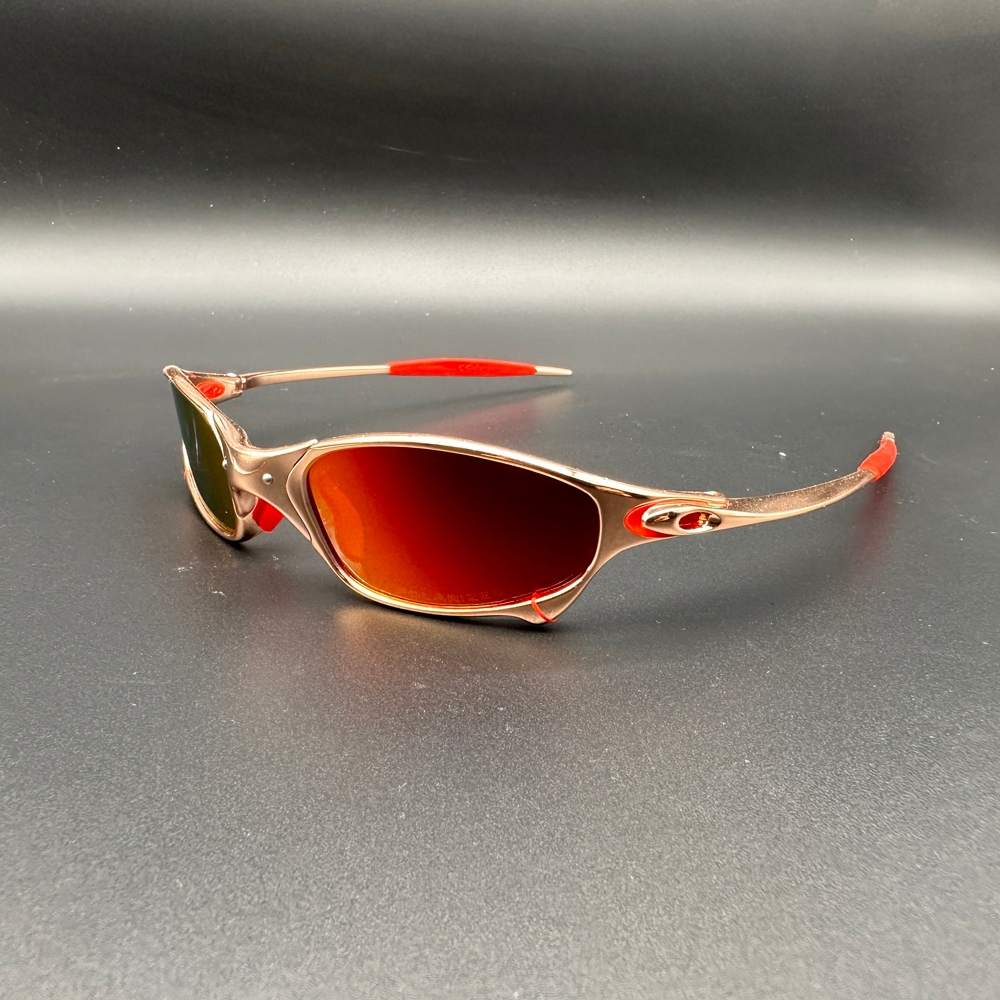 Homme portant des lunettes de soleil Velocity polarisées. Protection UV estivale, accessoire mode indispensable.