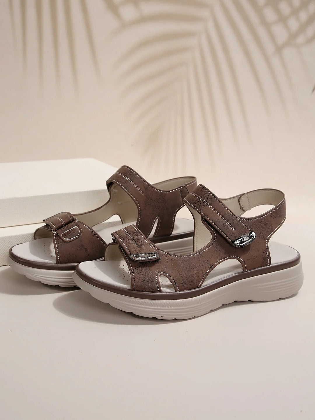 Sandales femme offrant une sensation de légèreté et un support orthopédique, avec straps velcro pour le bien-être.