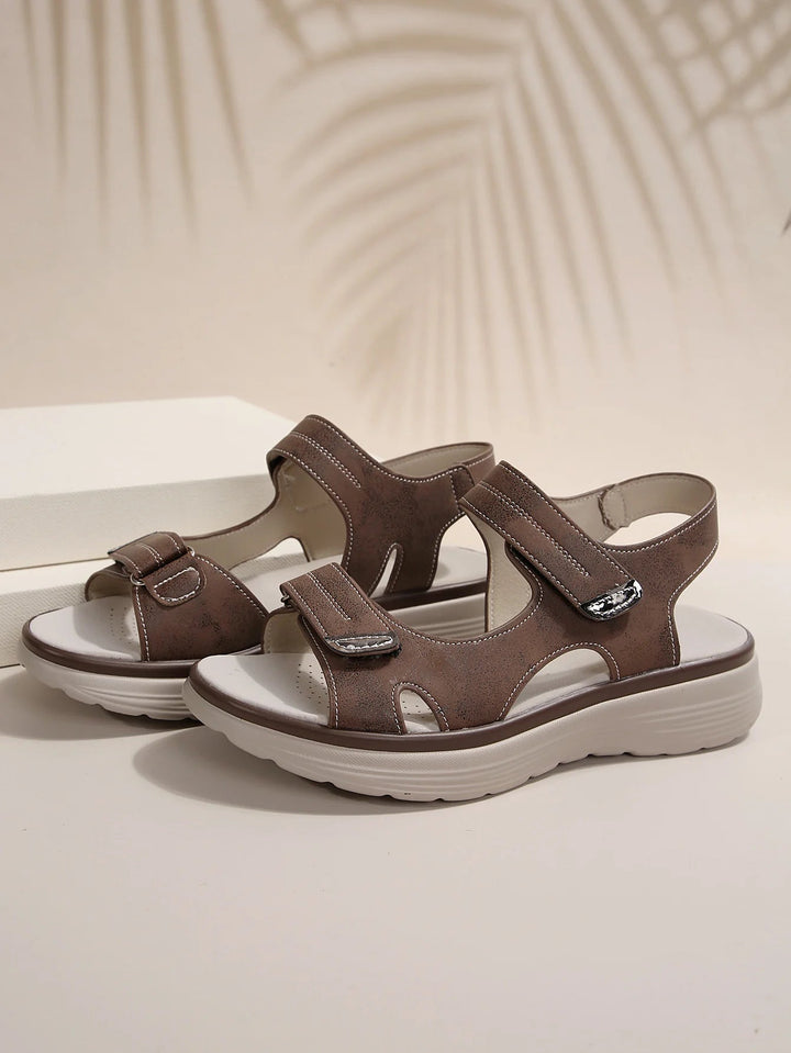Sandales femme offrant une sensation de légèreté et un support orthopédique, avec straps velcro pour le bien-être.