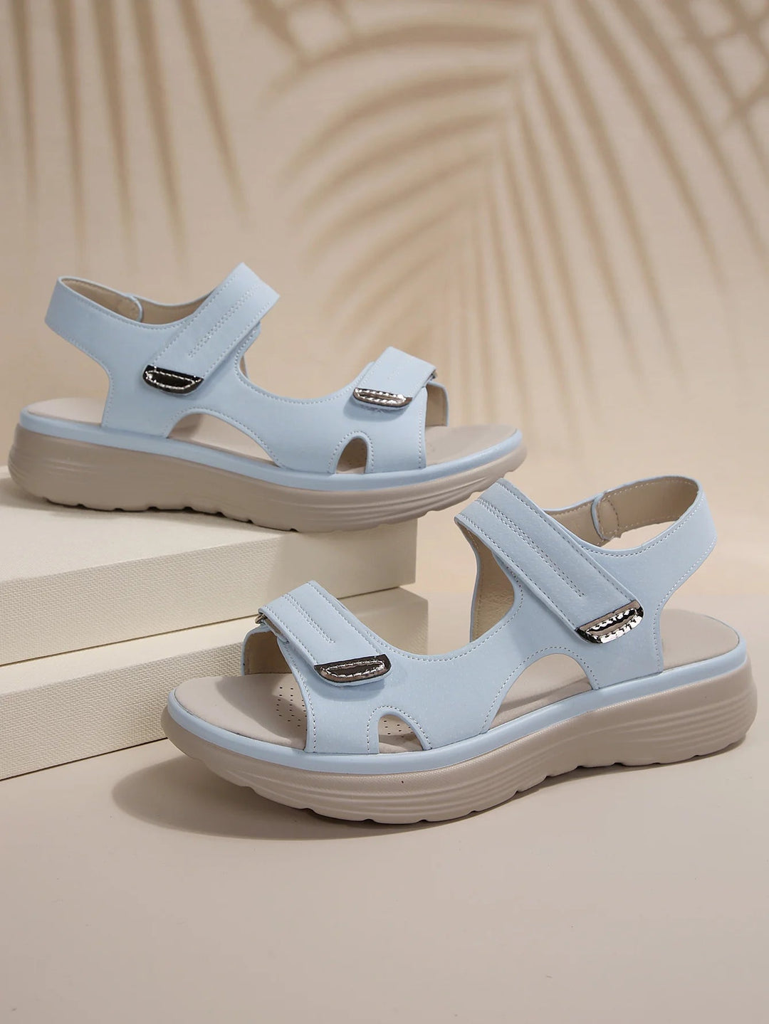 Sandales femme confortables et stylées, orthopédiques, avec straps velcro pour un support et ajustement parfaits.