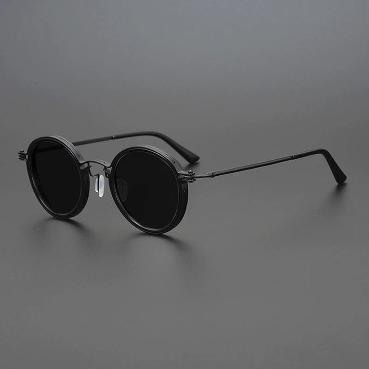 Détail de la monture métal premium des lunettes de soleil polarisées unisexes, protection UV et anti-reflets.