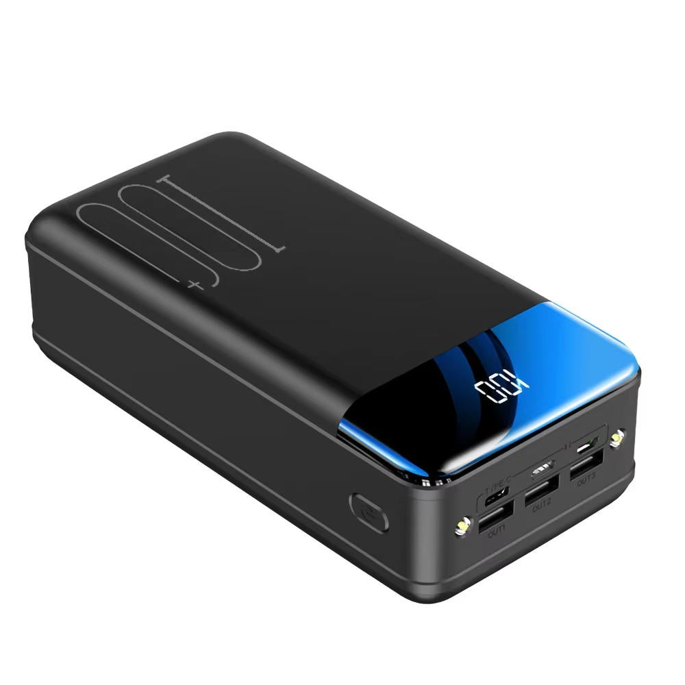 Powerbank 50000mAh noir élégant avec ports USB, idéal pour la charge rapide de téléphones et tablettes en voyage.