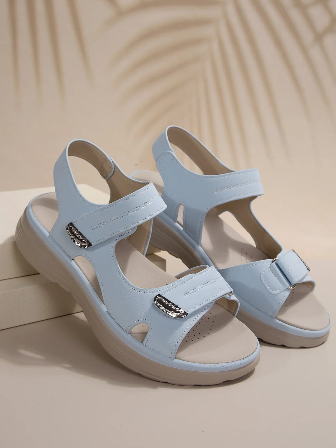 Sandales orthopédiques femme robustes avec straps velcro, idéales pour un confort décontracté quotidien en été.