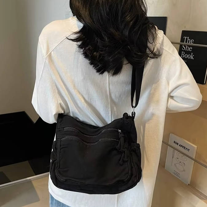 Sac compact bandoulière en toile pour femmes, multi-poches pratiques et sangle réglable.