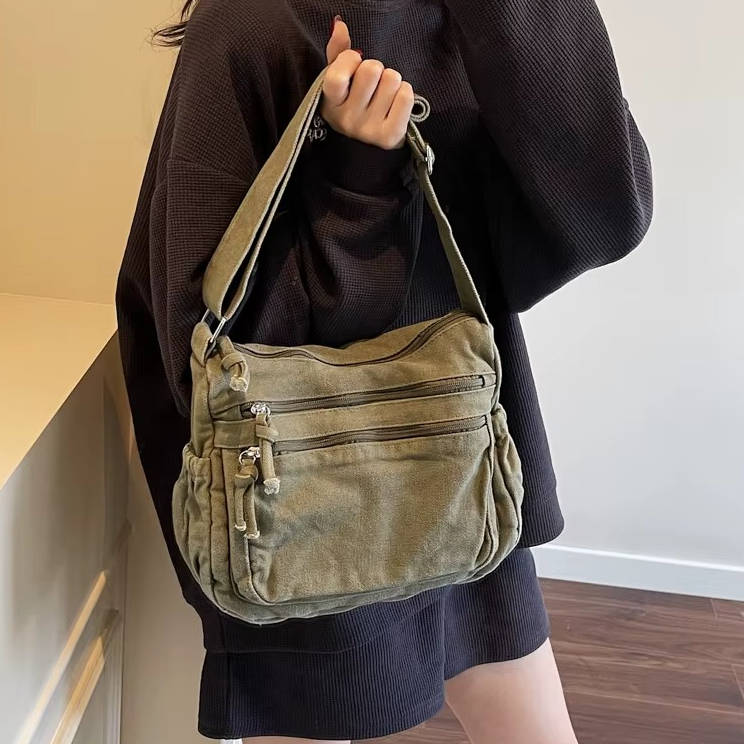 Sac de jour compact pour femmes, en toile résistante. Bandoulière réglable et multiples poches.