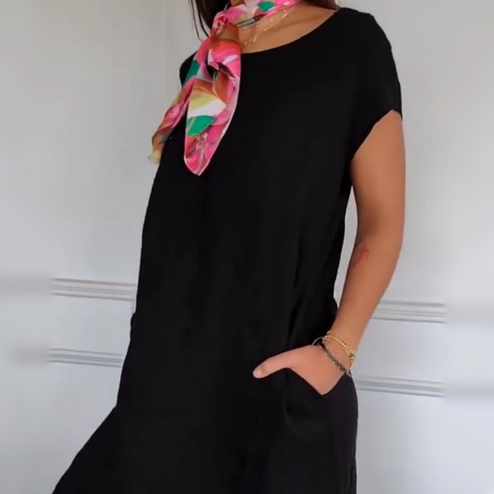 Modèle portant une robe longue femme ample en lin et coton, confortable et élégante pour l'été décontracté.