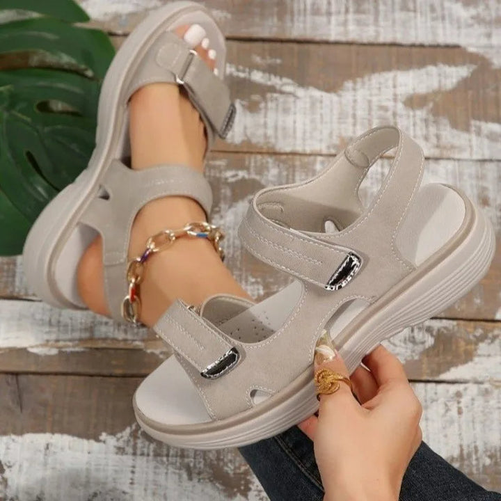 Sandales orthopédiques femme pour pieds sensibles, avec fermetures velcro pour un confort et ajustement personnalisés.