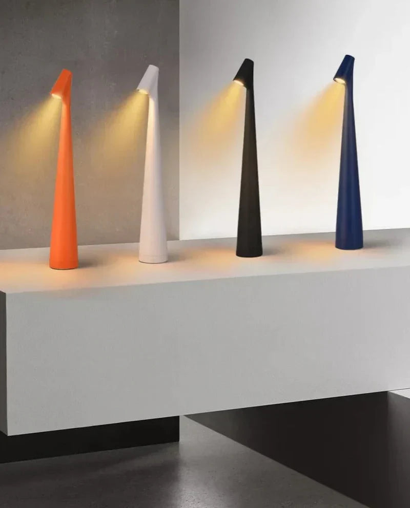 Lampe portable LED pour table, design moderne, éclairage d'ambiance, sans fil, rechargeable, intérieur.