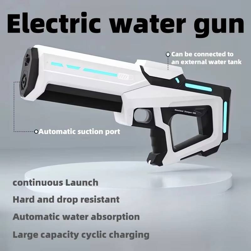Démonstration de recharge rapide du pistolet à eau électrique, essentiel pour des jeux extérieurs sans interruption.