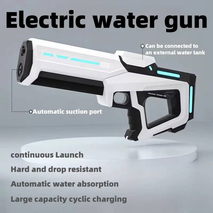 Démonstration de recharge rapide du pistolet à eau électrique, essentiel pour des jeux extérieurs sans interruption.