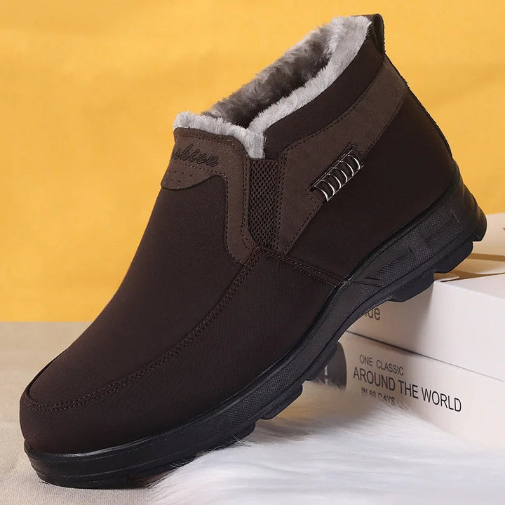 Robustes bottes d'hiver pour hommes, imperméables et orthopédiques, assurant chaleur et confort tout au long de l'hiver.