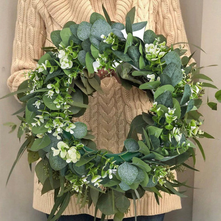 Élégante couronne artificielle d'eucalyptus. Décoration réaliste pour porte ou mur, parfaite pour intérieur et extérieur.
