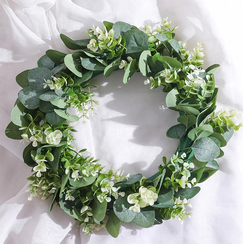 Couronne décorative murale d'eucalyptus artificielle. Verdure élégante et florale pour porte d'entrée ou intérieur maison.