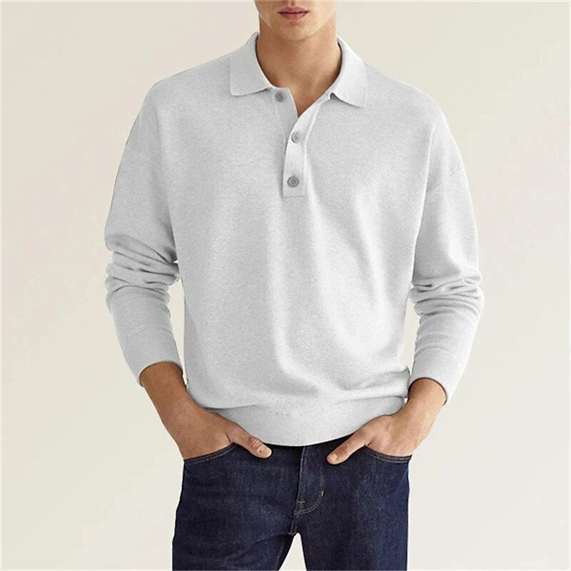Vue rapprochée d'un polo homme manches longues en coton, confort et mode masculine combinés, vêtement polyvalent.