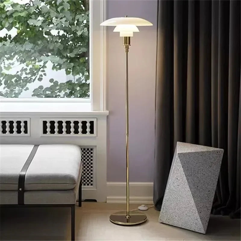 Luminaire AuroraGlow en verre de design, ambiance chaleureuse dans le salon.