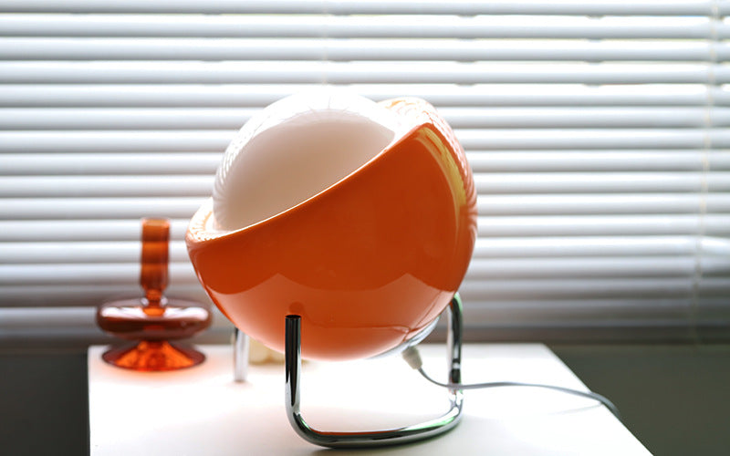 Design rétro, lampe de table en verre, parfaite pour l'éclairage et la décoration.