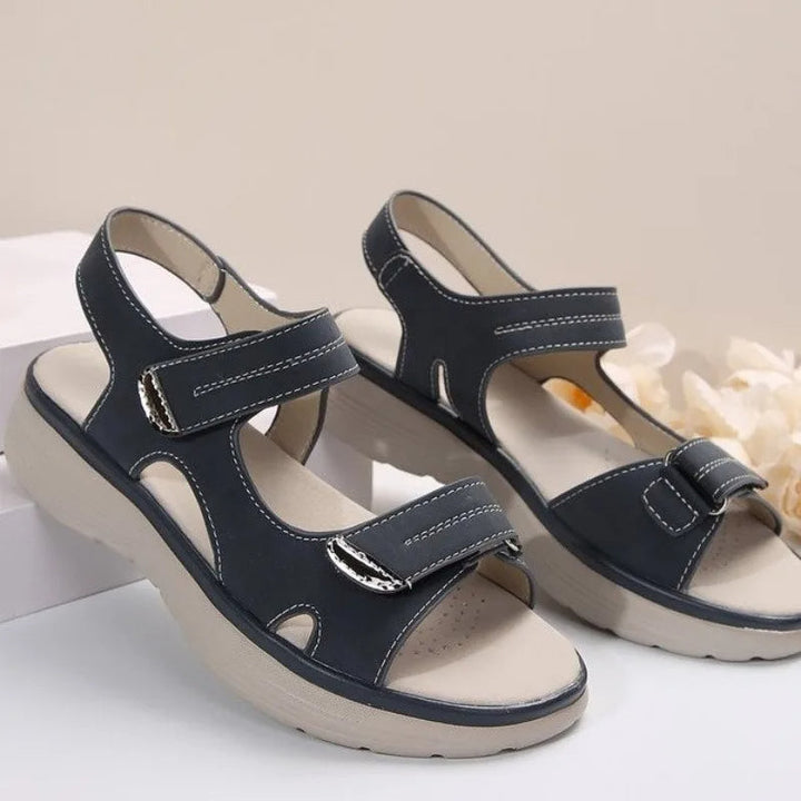 Sandales plates femme mode et orthopédiques, avec velcro pour un confort sain et un style décontracté estival.
