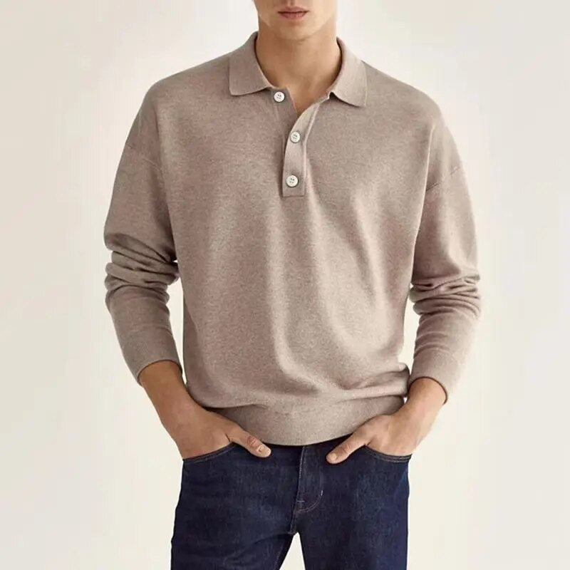 Détail du col et du tissu doux en coton d'un polo homme à manches longues, pour un confort et style inégalés.