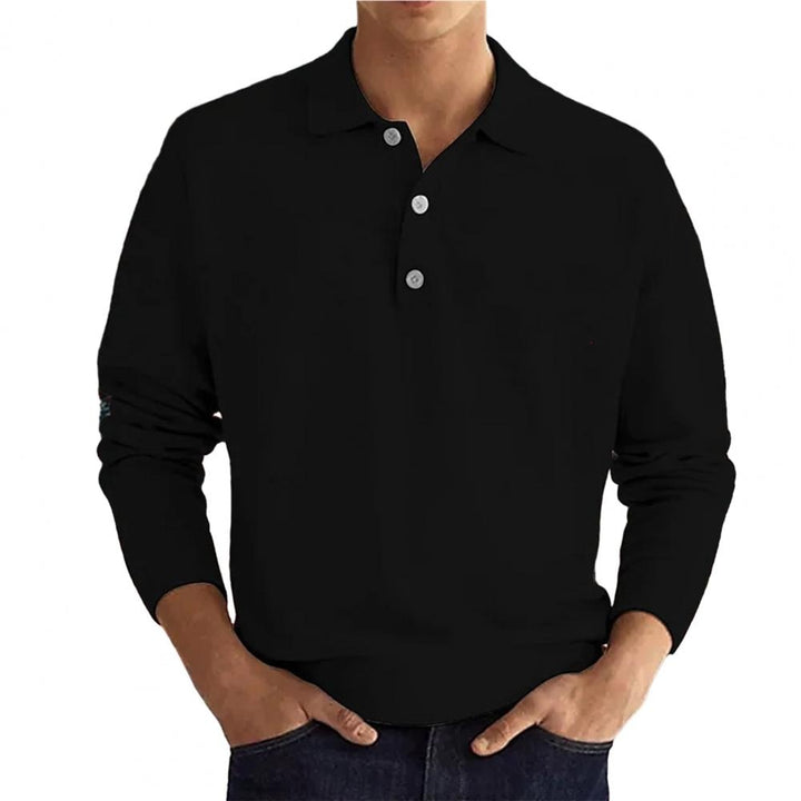 Homme souriant portant un polo en coton à manches longues, look casual chic, parfait pour un confort au quotidien.