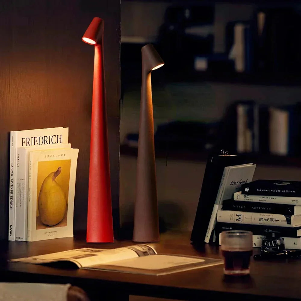 Lampe de table design sans fil, LED, rechargeable, idéale pour un éclairage intérieur moderne et chic.