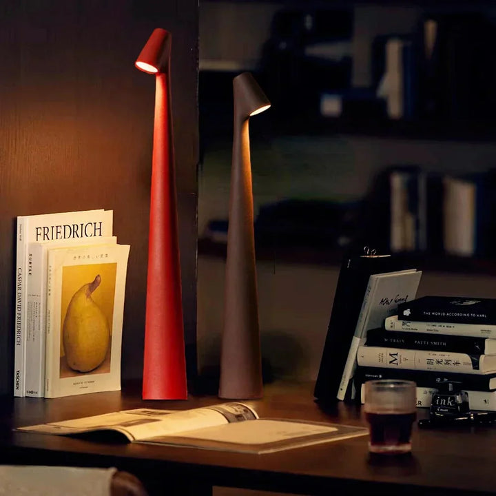 Lampe de table design sans fil, LED, rechargeable, idéale pour un éclairage intérieur moderne et chic.