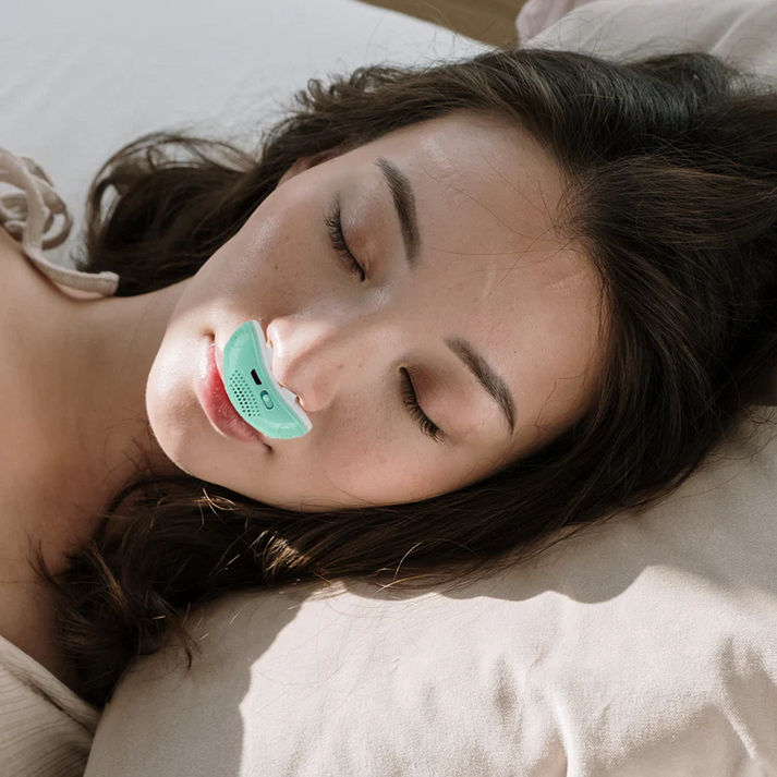Retrouvez la liberté d'un sommeil sans apnée ni ronflement grâce à ce micro CPAP portable et sans tuyau.