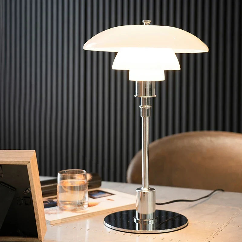 Superbe lampe de table AuroraGlow en verre, apportant une touche chic à votre déco.