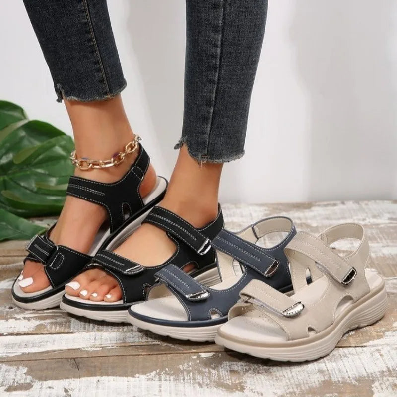 Straps velcro multiples sur sandales femme orthopédiques, assurant un ajustement précis et un confort supérieur.