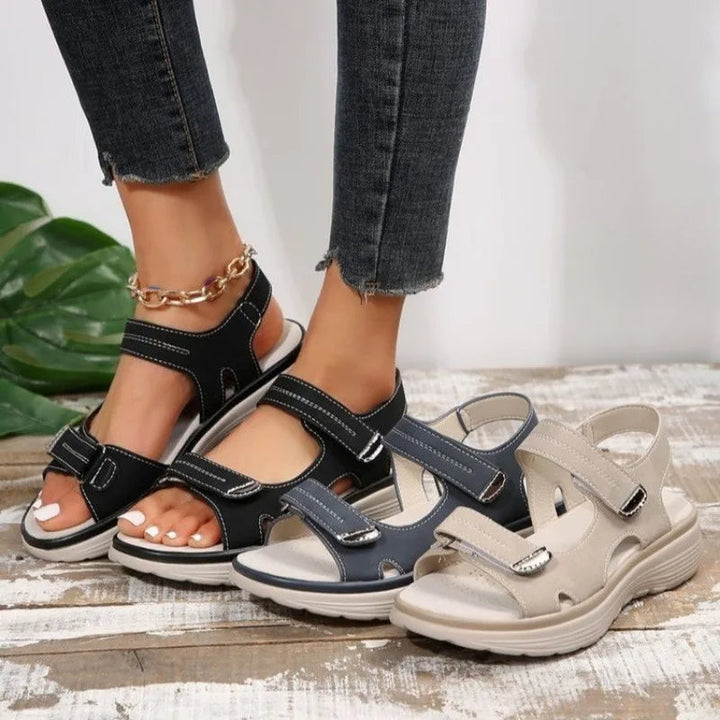 Straps velcro multiples sur sandales femme orthopédiques, assurant un ajustement précis et un confort supérieur.