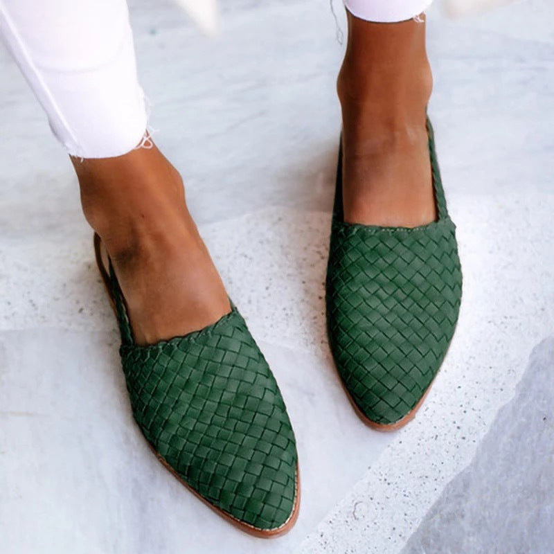 Femmes portant des chaussures orthopédiques Jana, style et confort pour le soutien des pieds et le soulagement de la douleur.