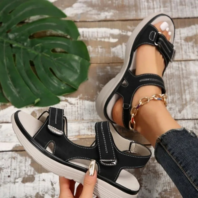 Sandales femme couleur neutre, orthopédiques et réglables par velcro, parfaites pour le confort estival décontracté.