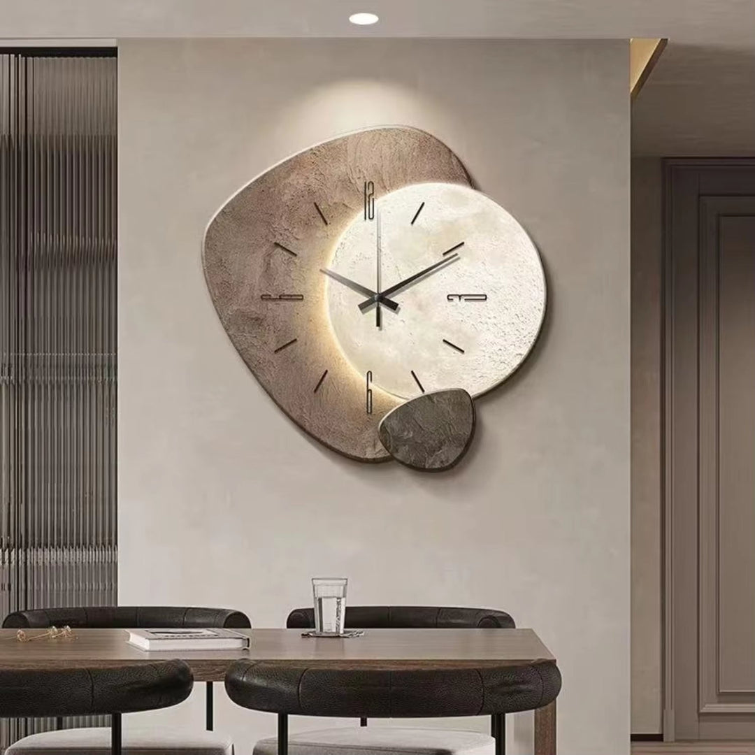 Horloge murale beige minimaliste, design lune moderne, pour salon scandinave.