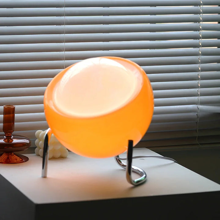 Lampe de table rétro en verre pour une ambiance lumineuse chaleureuse et élégante.